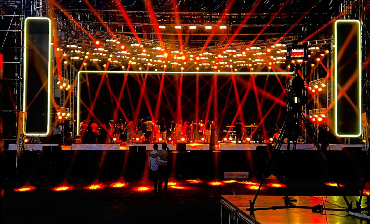 Đèn pha NOWLIT QR-B295 chiếu sáng sân khấu tại sự kiện ở Nigeria.