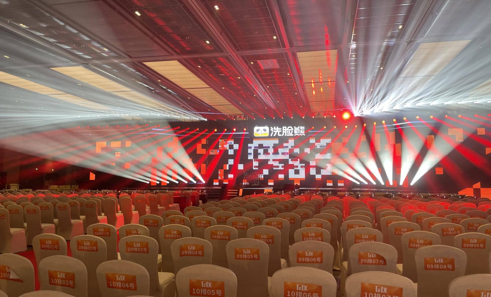 Đèn LED 3 trong 1 NOWLIT 500W mang đến ánh sáng rực rỡ cho sự kiện Gala thường niên 